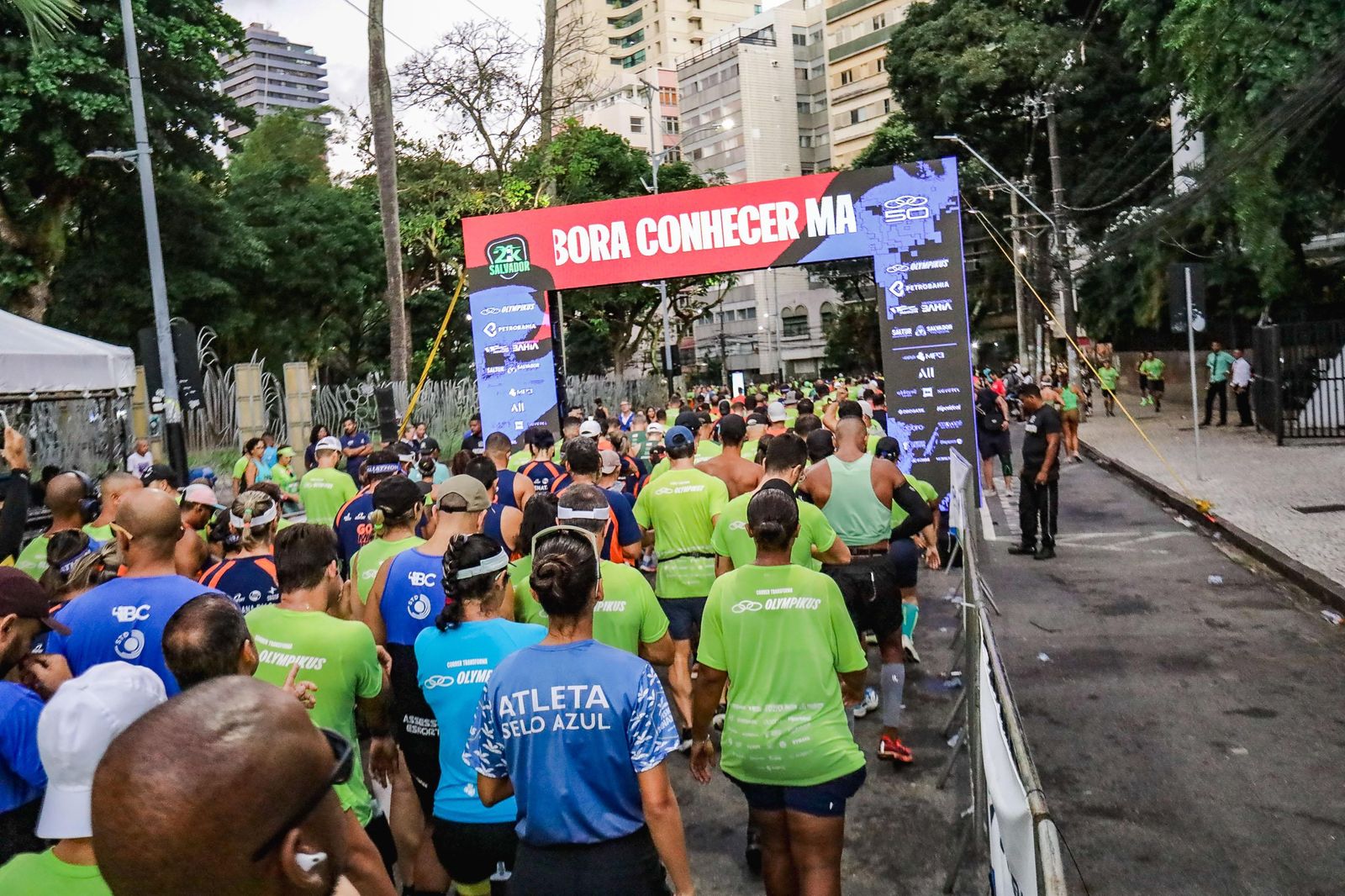 Largada da 21k Salvador 2026 no Campo Grande, com atletas reunidos para corrida de rua na capital baiana