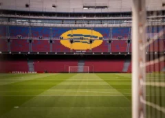 Vista do estádio do Barcelona durante partida interrompida após emergência médica com torcedor