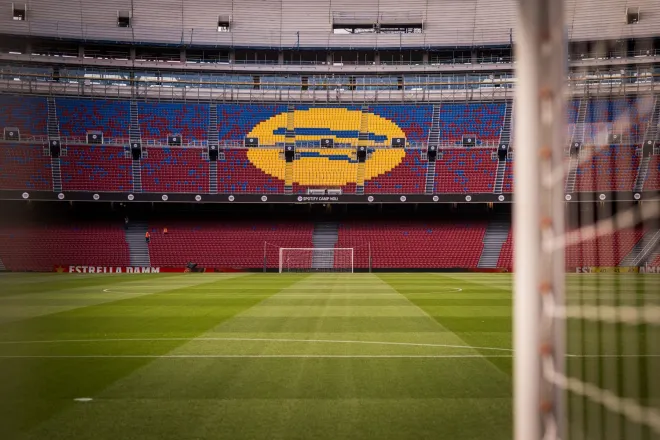 Vista do estádio do Barcelona durante partida interrompida após emergência médica com torcedor