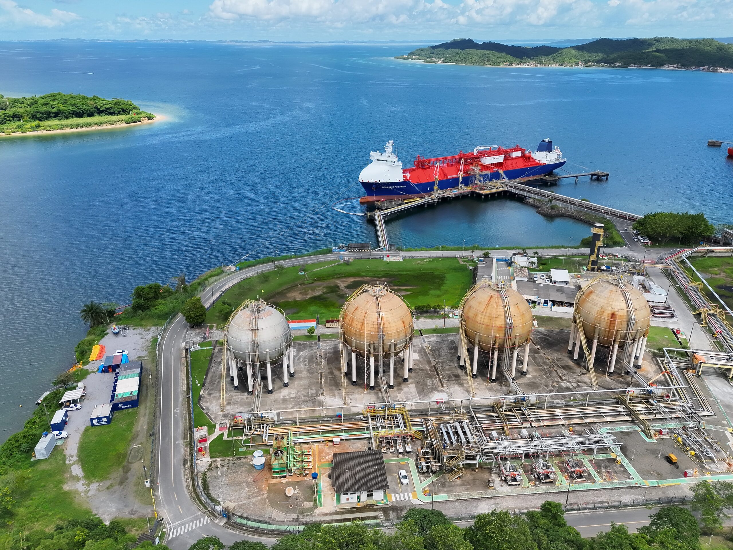 Vista aérea do navio Brilliant Future atracado no Porto de Aratu, em Candeias, durante operação da Braskem para transporte de etano.