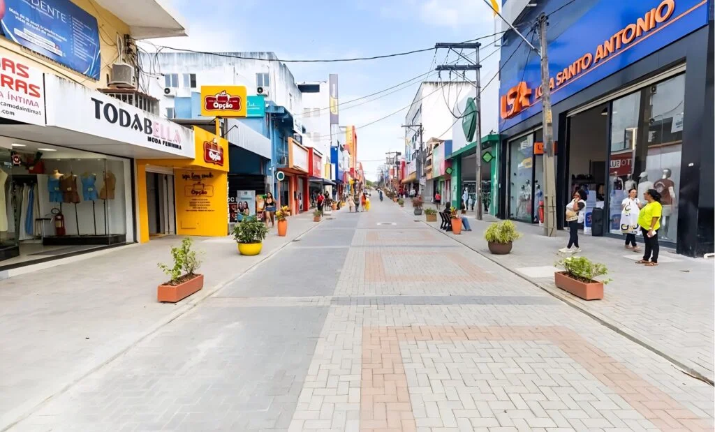 Calçadão no Centro de Camaçari com lojas abertas e circulação de pedestres na Avenida Getúlio Vargas
