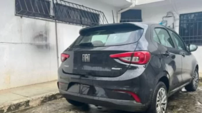 Carro roubado em Lauro de Freitas recuperado pela PM após ser encontrado com placa clonada em Areia Branca