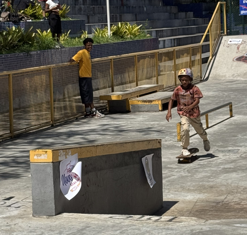 Criança competindo na categoria mirim durante o Circuito Baiano de Skateboard Street 2026 em Camaçari