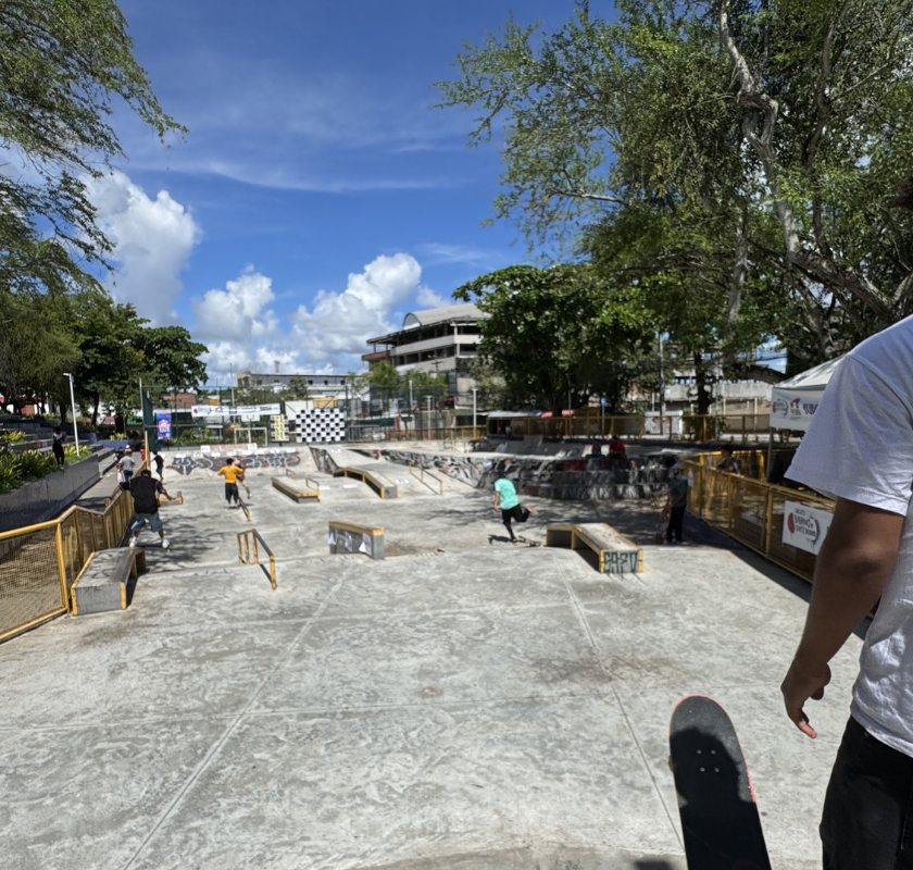 Skatistas competindo na Praça 1º de Maio durante o Circuito Baiano de Skateboard Street 2026 em Camaçari