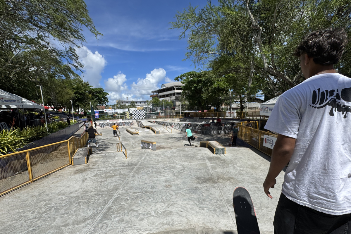 Skatistas competindo na Praça 1º de Maio durante o Circuito Baiano de Skateboard Street 2026 em Camaçari