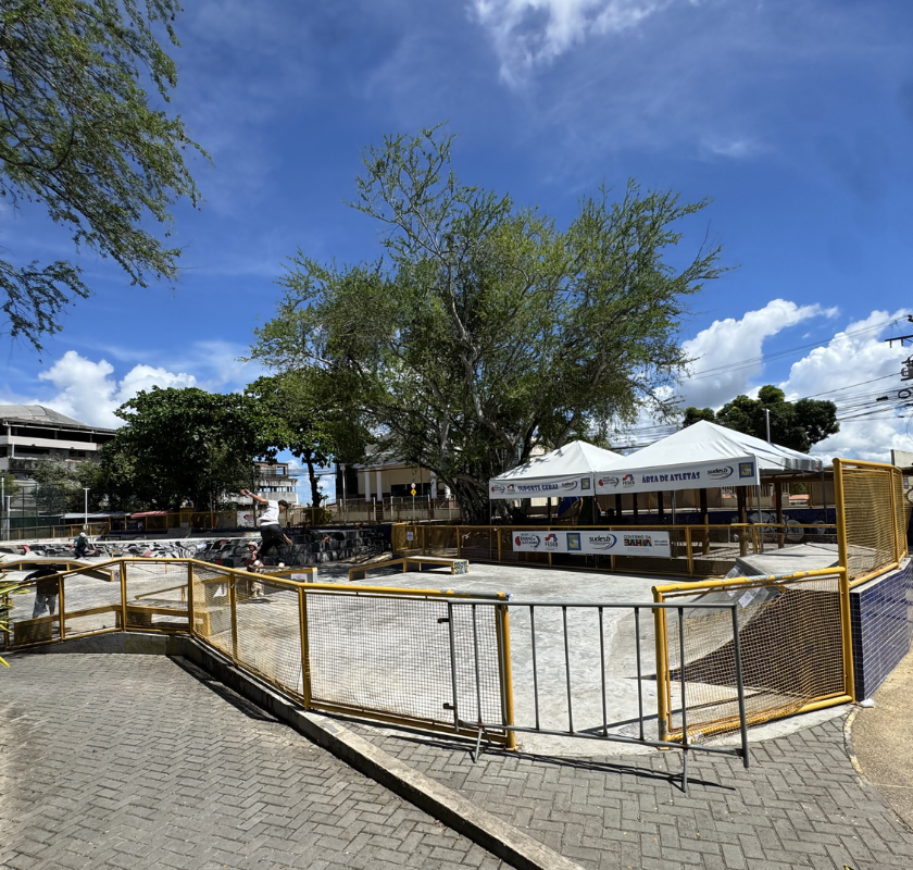 Estrutura do Circuito Baiano de Skateboard Street 2026 montada na Praça 1º de Maio em Camaçari