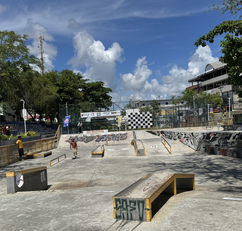 Pista de skate na Praça 1º de Maio durante o Circuito Baiano de Skateboard Street 2026 em Camaçari
