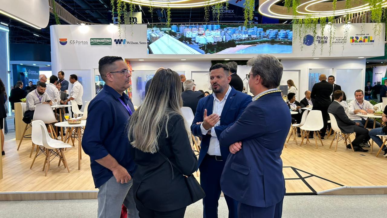 Equipe da CODEBA em conversa no estande durante a Intermodal South America 2026 em São Paulo