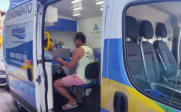 Unidade móvel da Embasa realiza atendimento a morador no bairro Mata Escura em Salvador