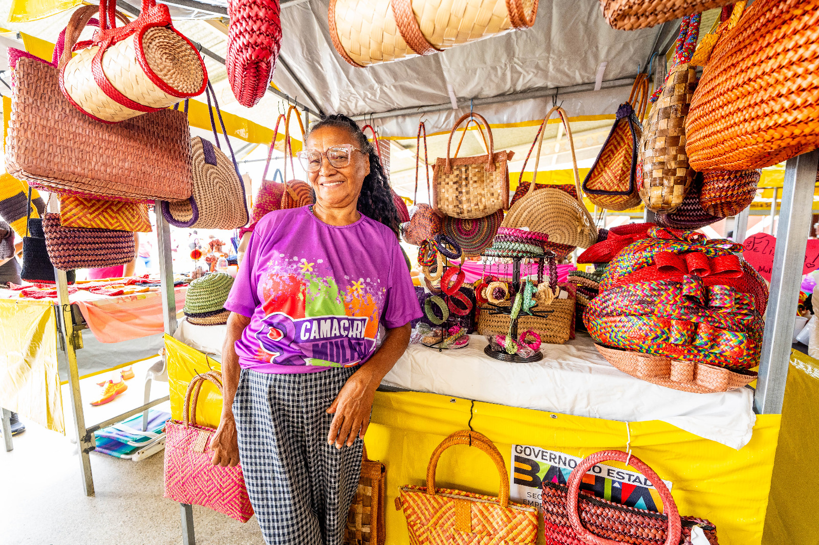 Mulher expõe bolsas artesanais na Feira Camaçari Mulher em Arembepe, na orla de Camaçari