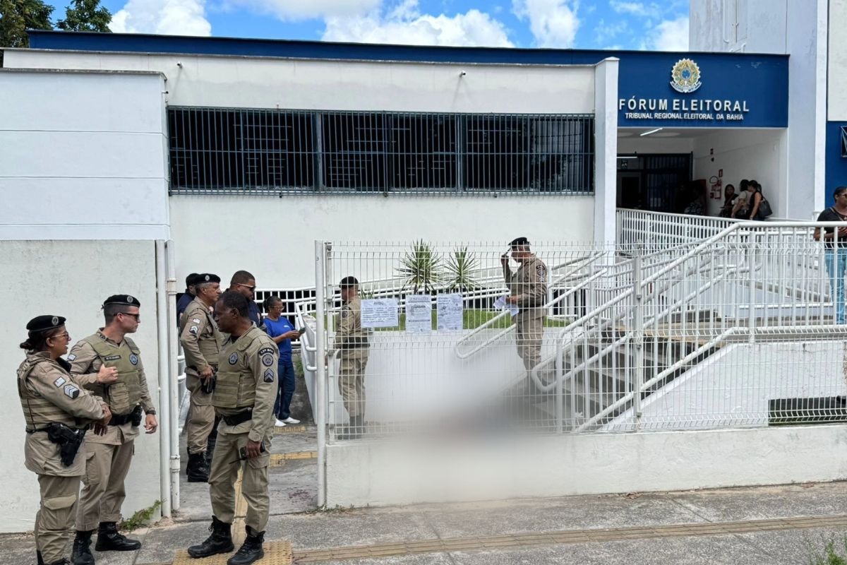 Policiais militares em frente ao Fórum Eleitoral de Camaçari após homem morrer durante ocorrência no local.