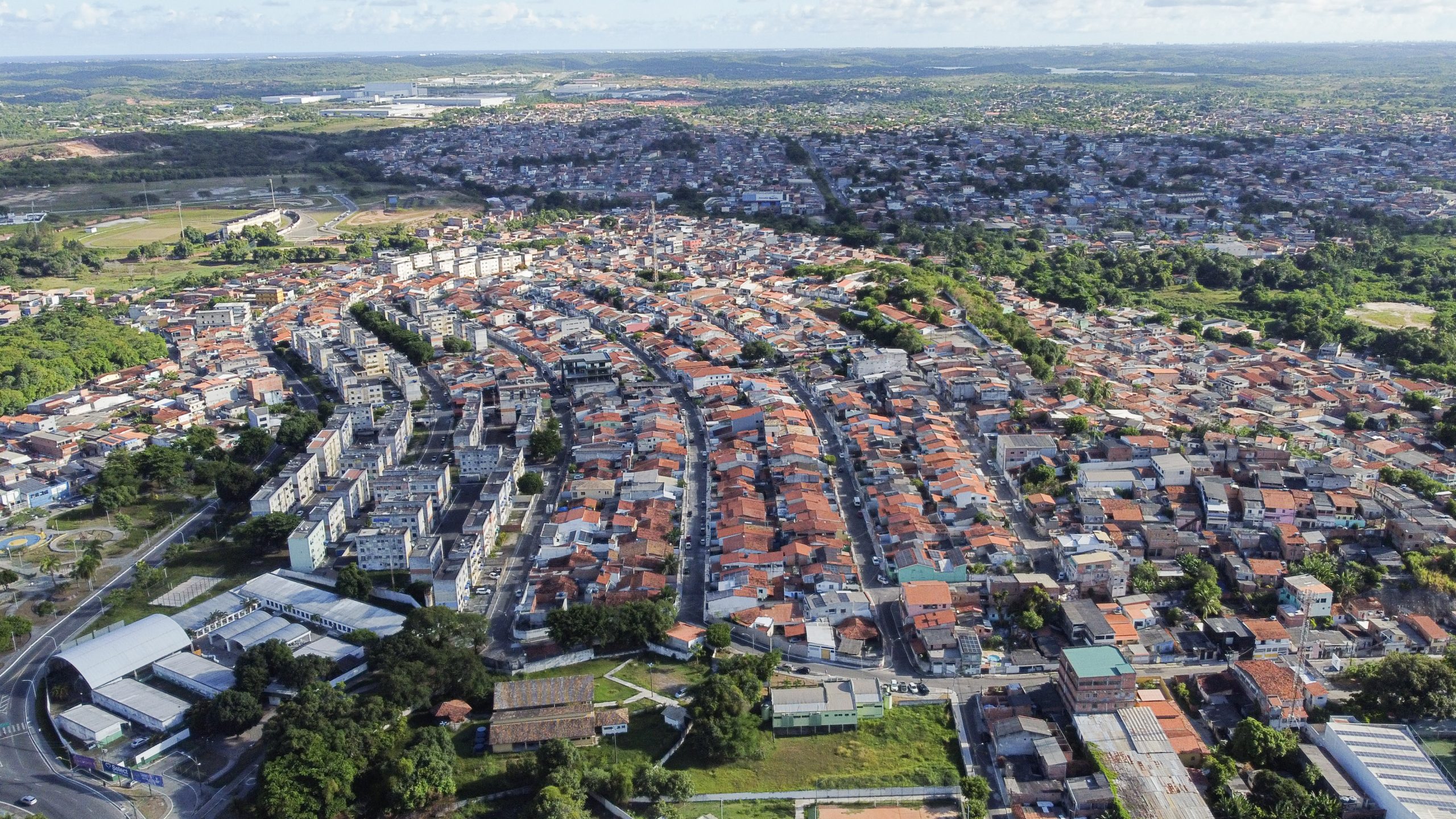Vista aérea do bairro Inocoop, em Camaçari, usada em matéria sobre a consulta pública da LDO 2027 no município.