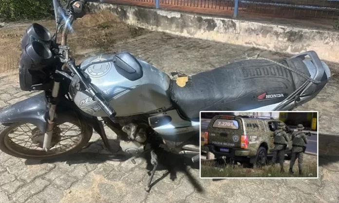Motocicleta apreendida pela CIPE Nordeste durante ocorrência policial em Nova Soure, na Bahia