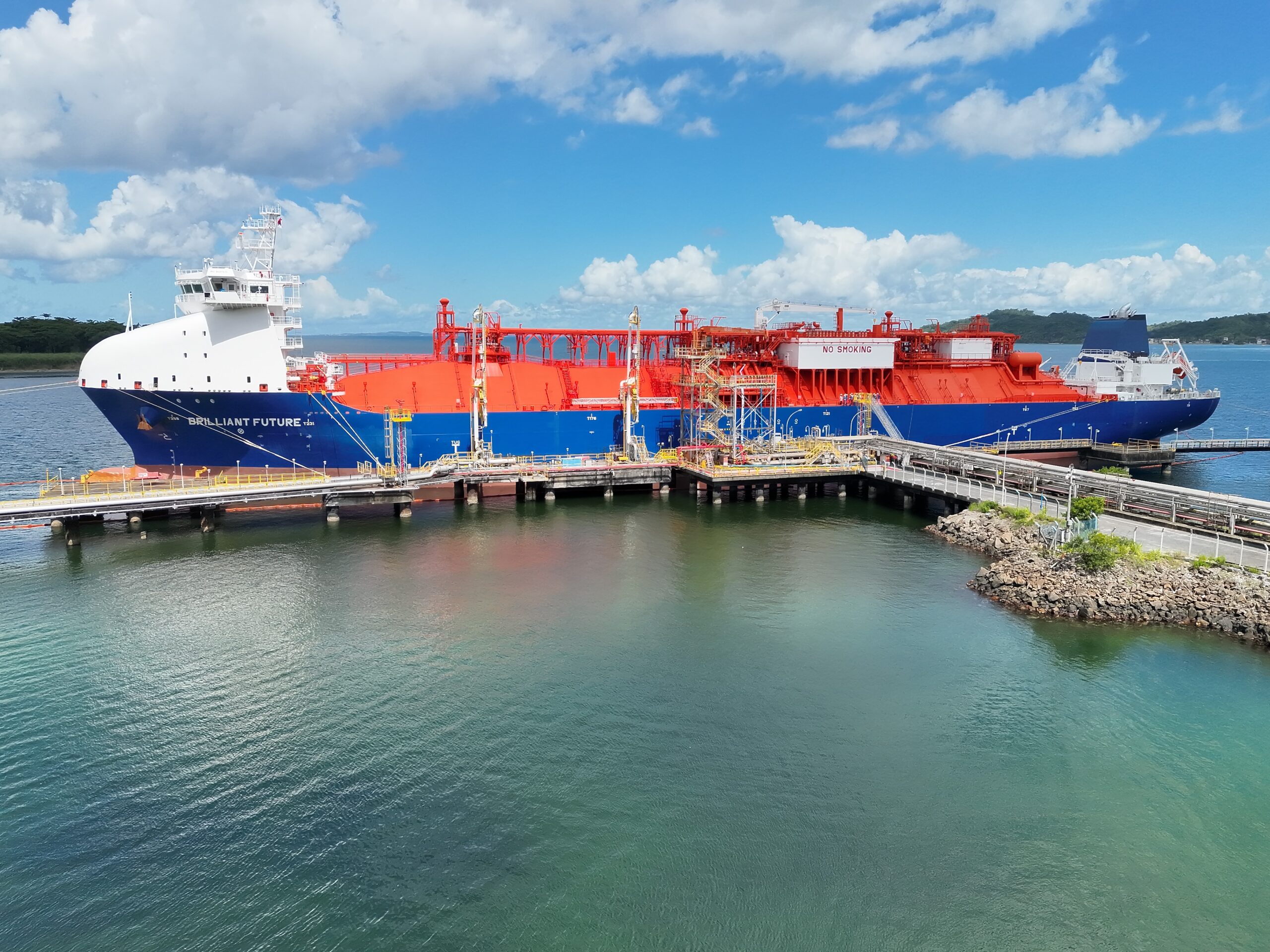 Navio Brilliant Future atracado no Porto de Aratu, em Candeias, durante operação da Braskem para transporte de etano destinado ao Polo Industrial de Camaçari.