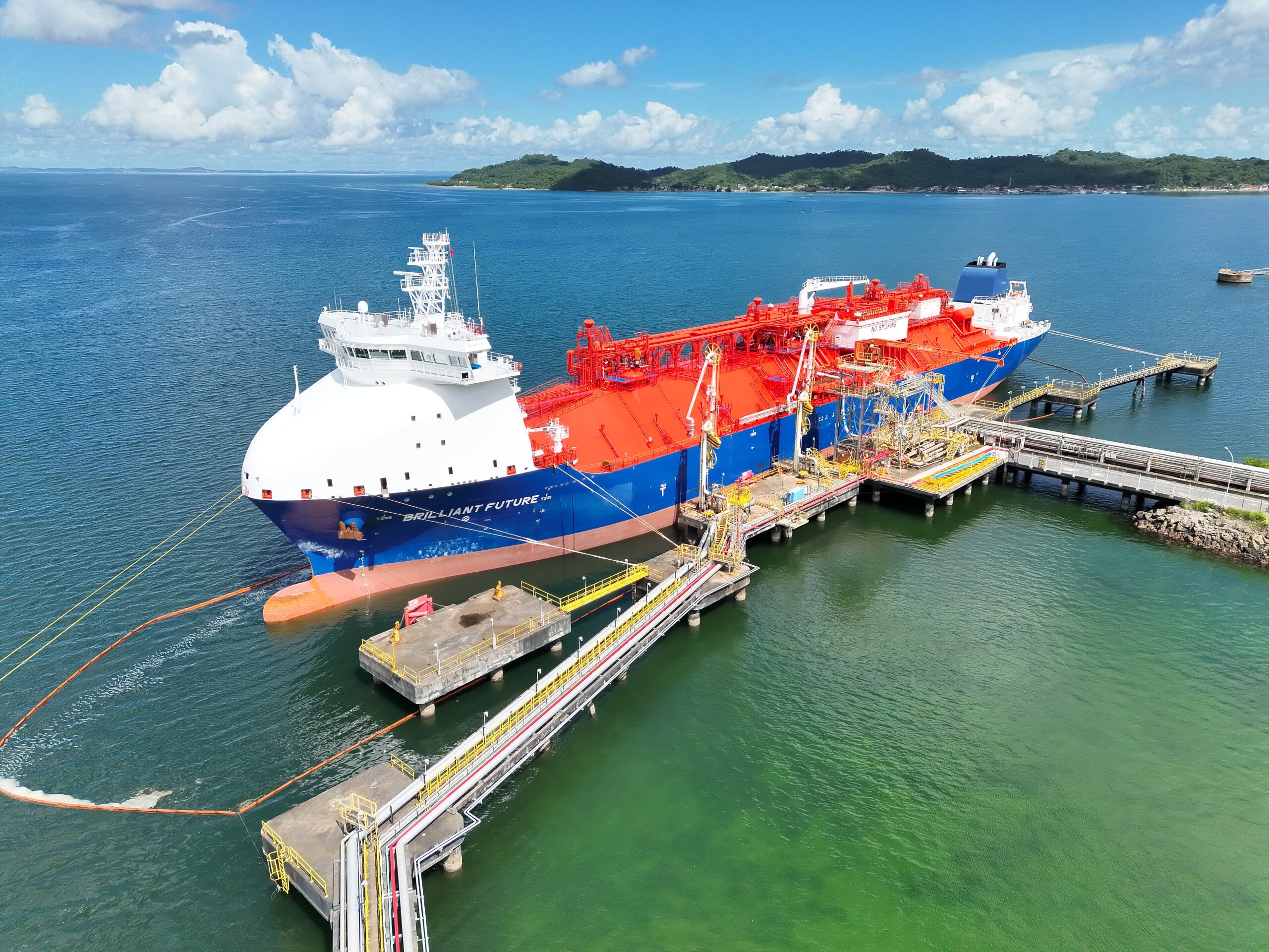Navio Brilliant Future no Porto de Aratu, em Candeias, durante operação de transporte de etano para a Braskem na Bahia.