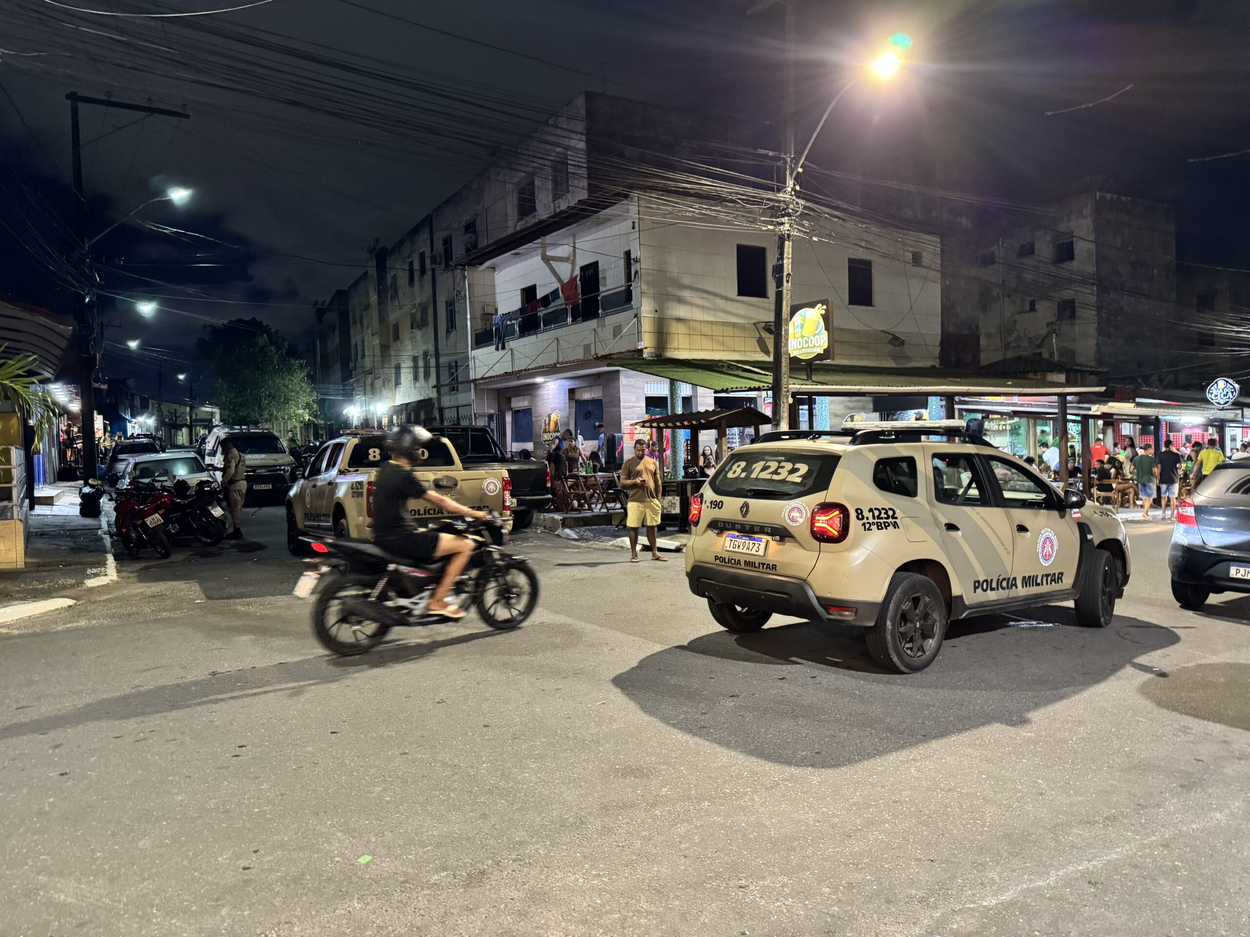 Viaturas da Polícia Militar durante operação no bairro Inocoop, em Camaçari, na madrugada deste sábado (18)
