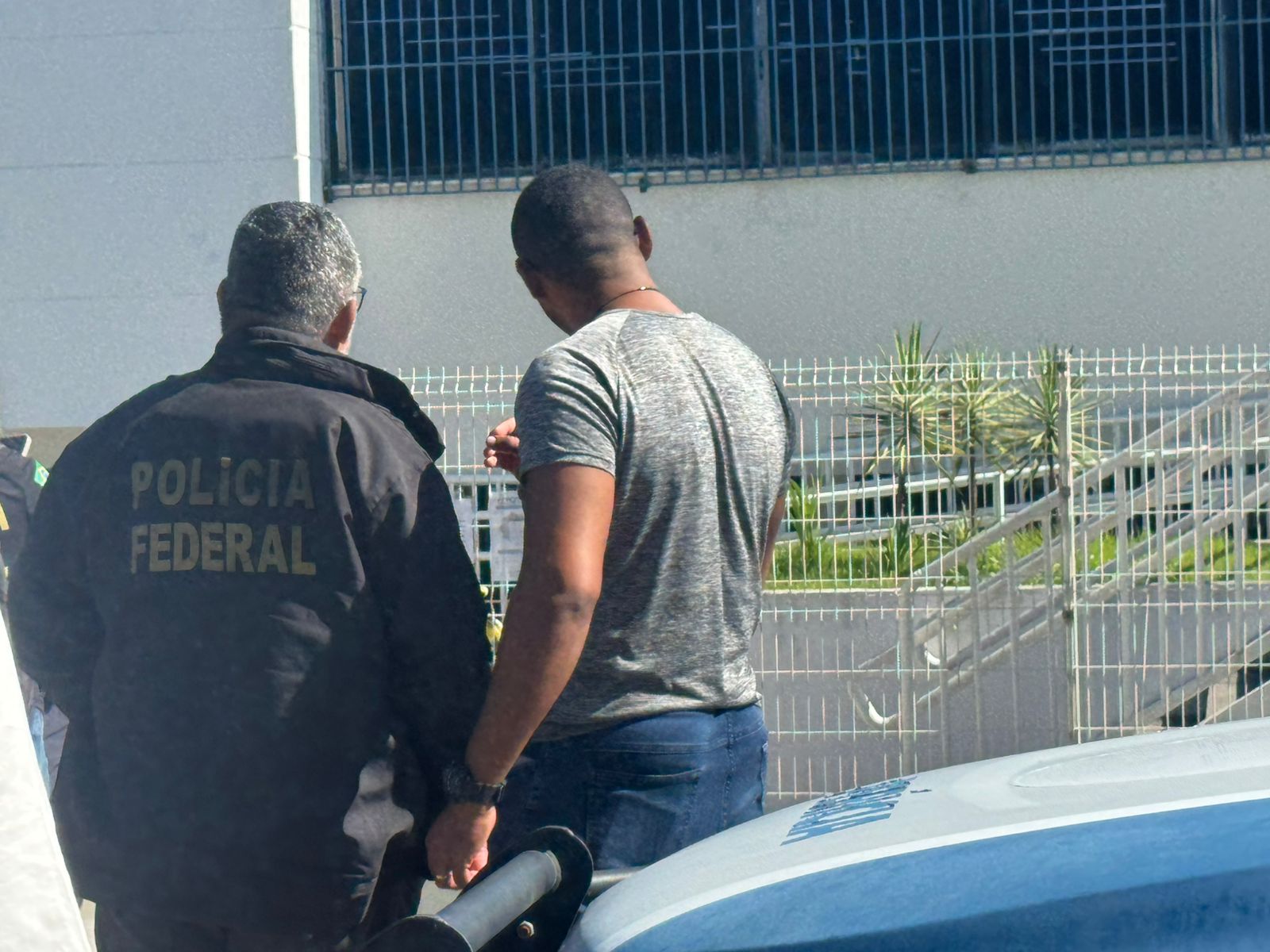 Agente da Polícia Federal no Fórum Eleitoral de Camaçari após ocorrência que deixou um homem morto e um vigilante ferido.