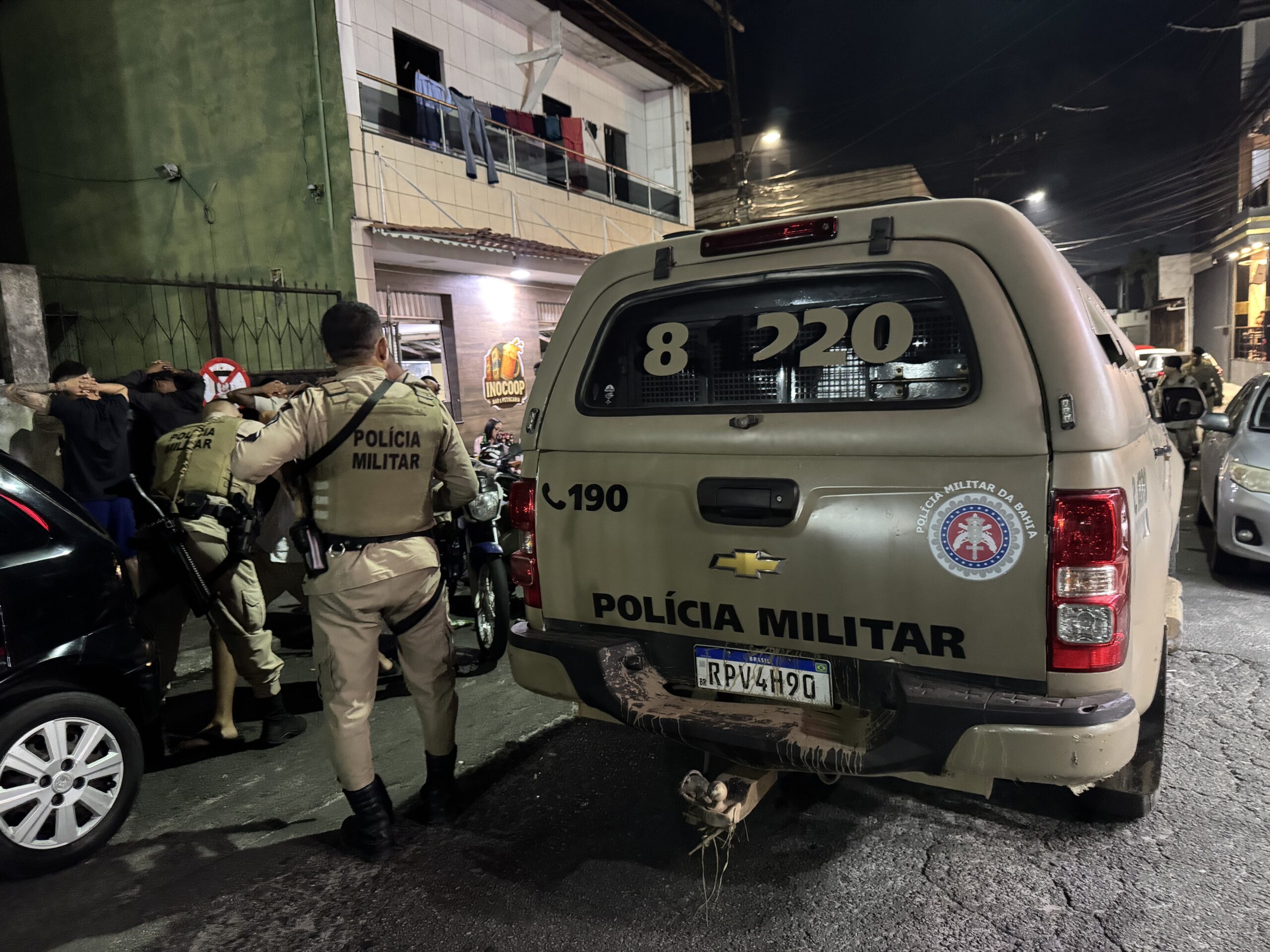 Policiais militares realizam abordagem durante operação no bairro Inocoop, em Camaçari, na madrugada deste sábado (18)