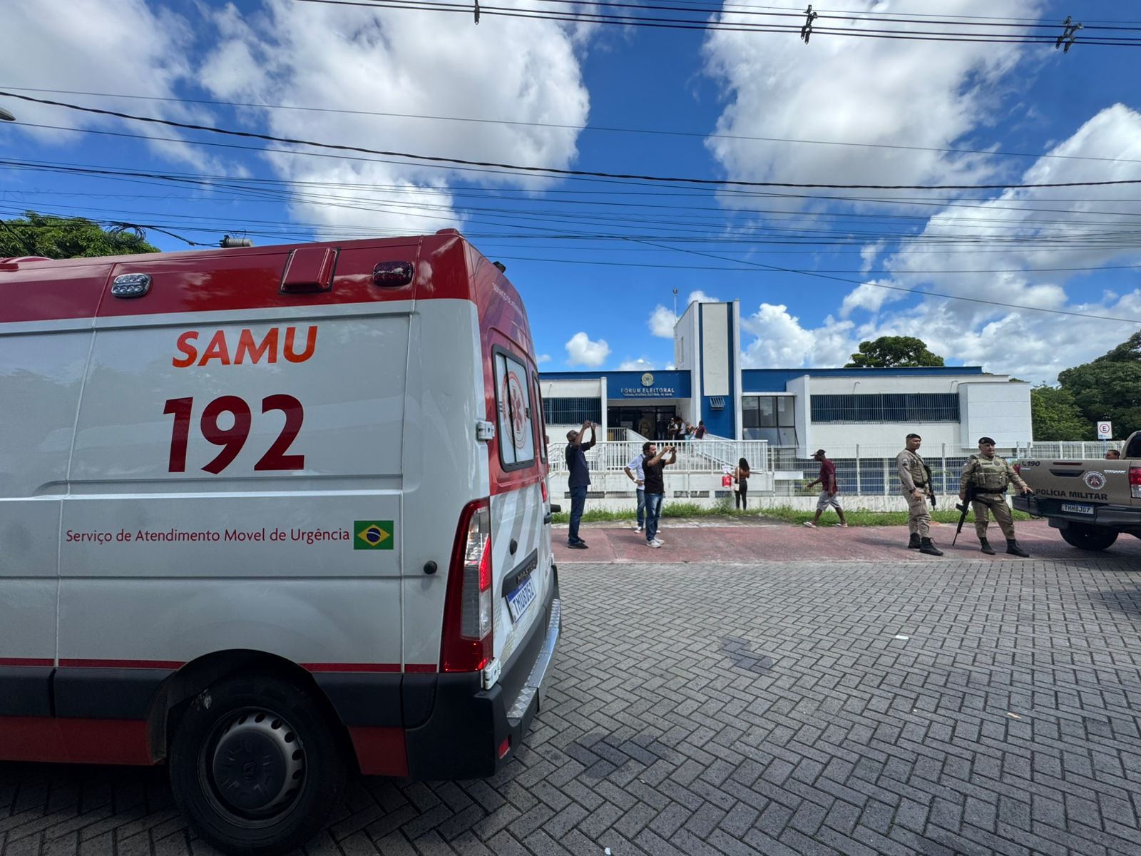 Ambulância do Samu em frente ao Fórum Eleitoral de Camaçari após ocorrência que deixou vigilante ferido e homem morto.