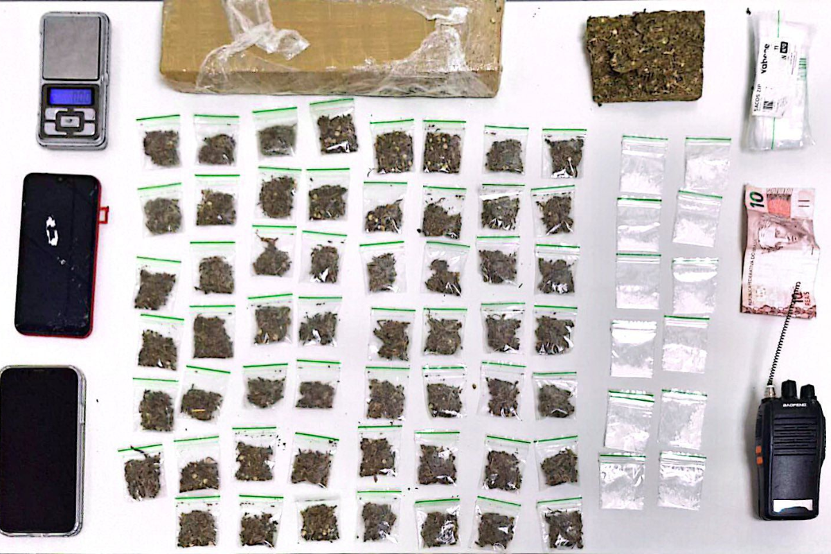 Suspeito de tráfico preso em Camaçari com drogas apreendidas, incluindo porções de maconha, cocaína, celulares e rádio comunicador