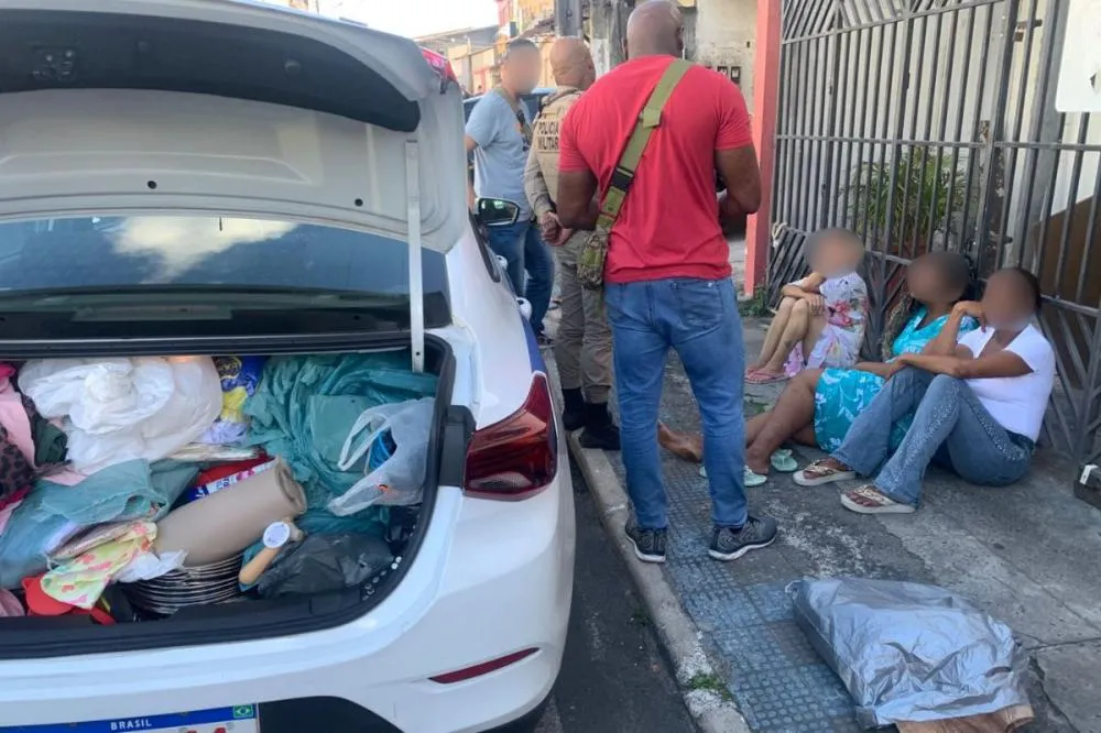 Policiais abordam três mulheres no Centro de Camaçari durante ocorrência encaminhada à 18ª DT