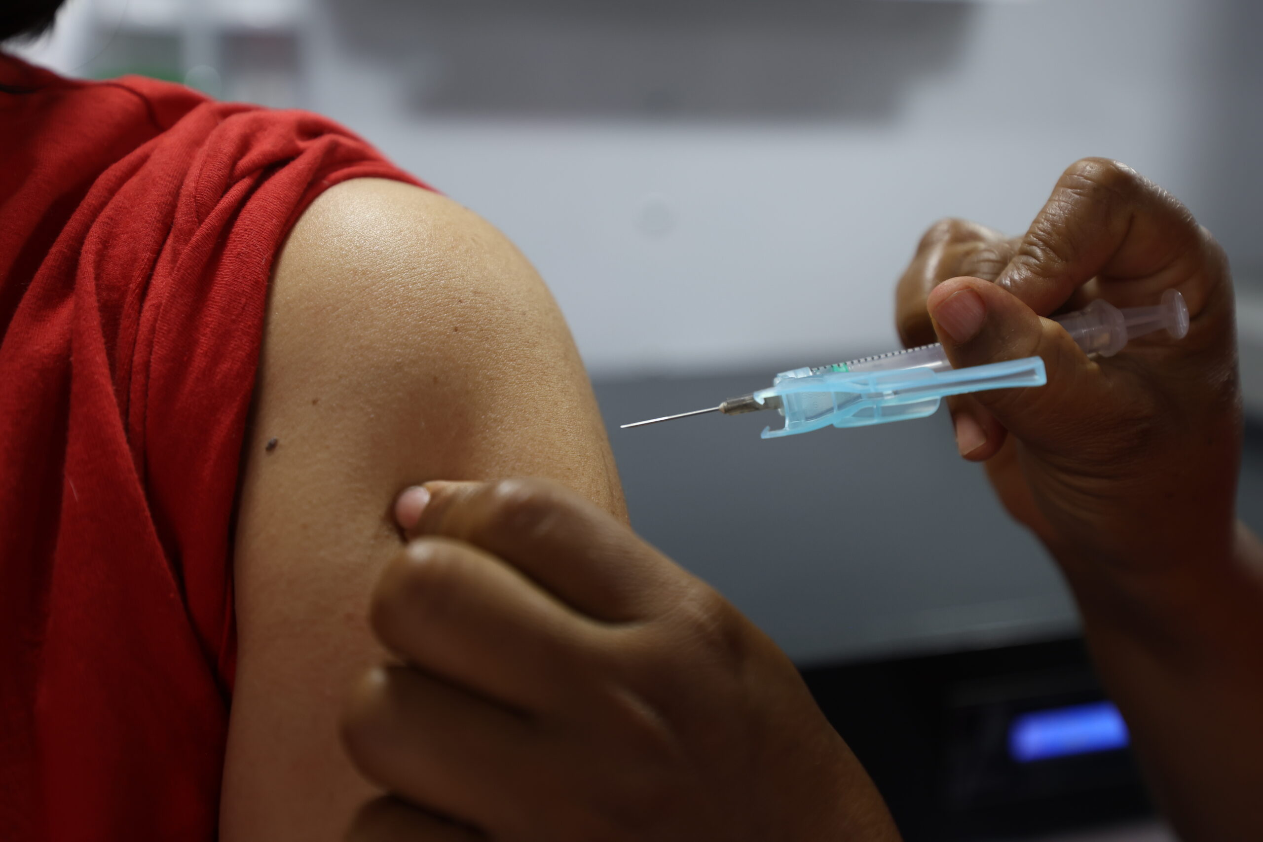 Aplicação de vacina no braço de estudante durante ação de vacinação nas escolas na Bahia
