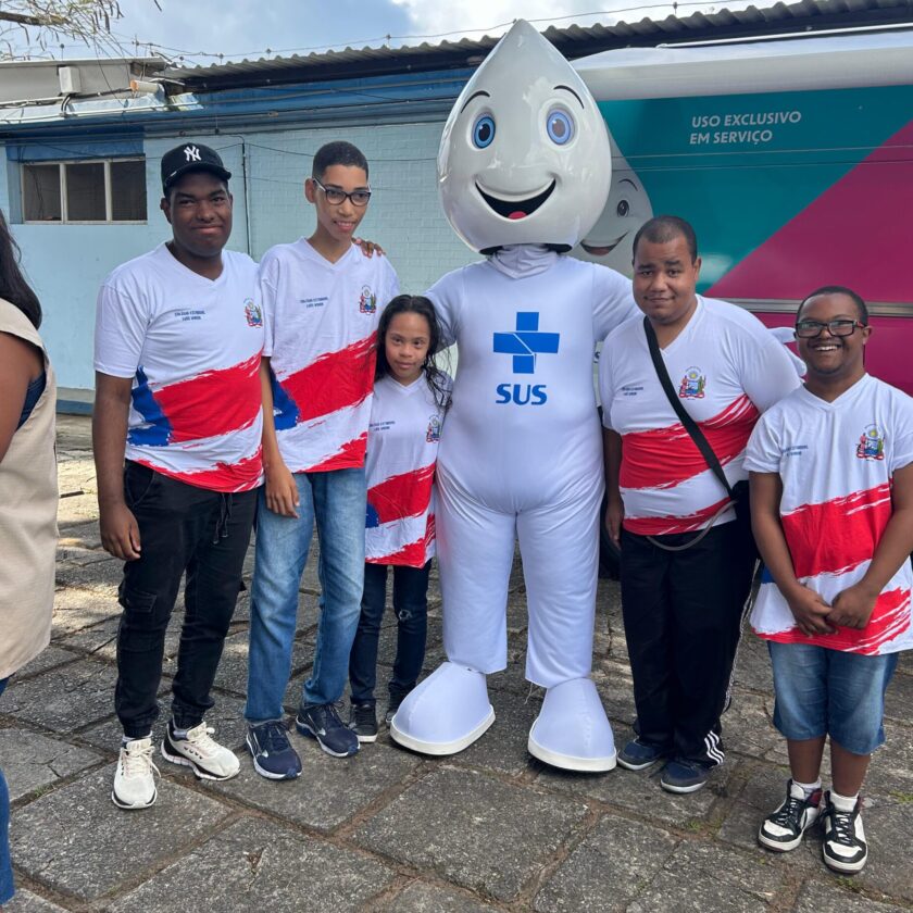 Estudantes participam de ação de vacinação nas escolas na Bahia ao lado de mascote do SUS