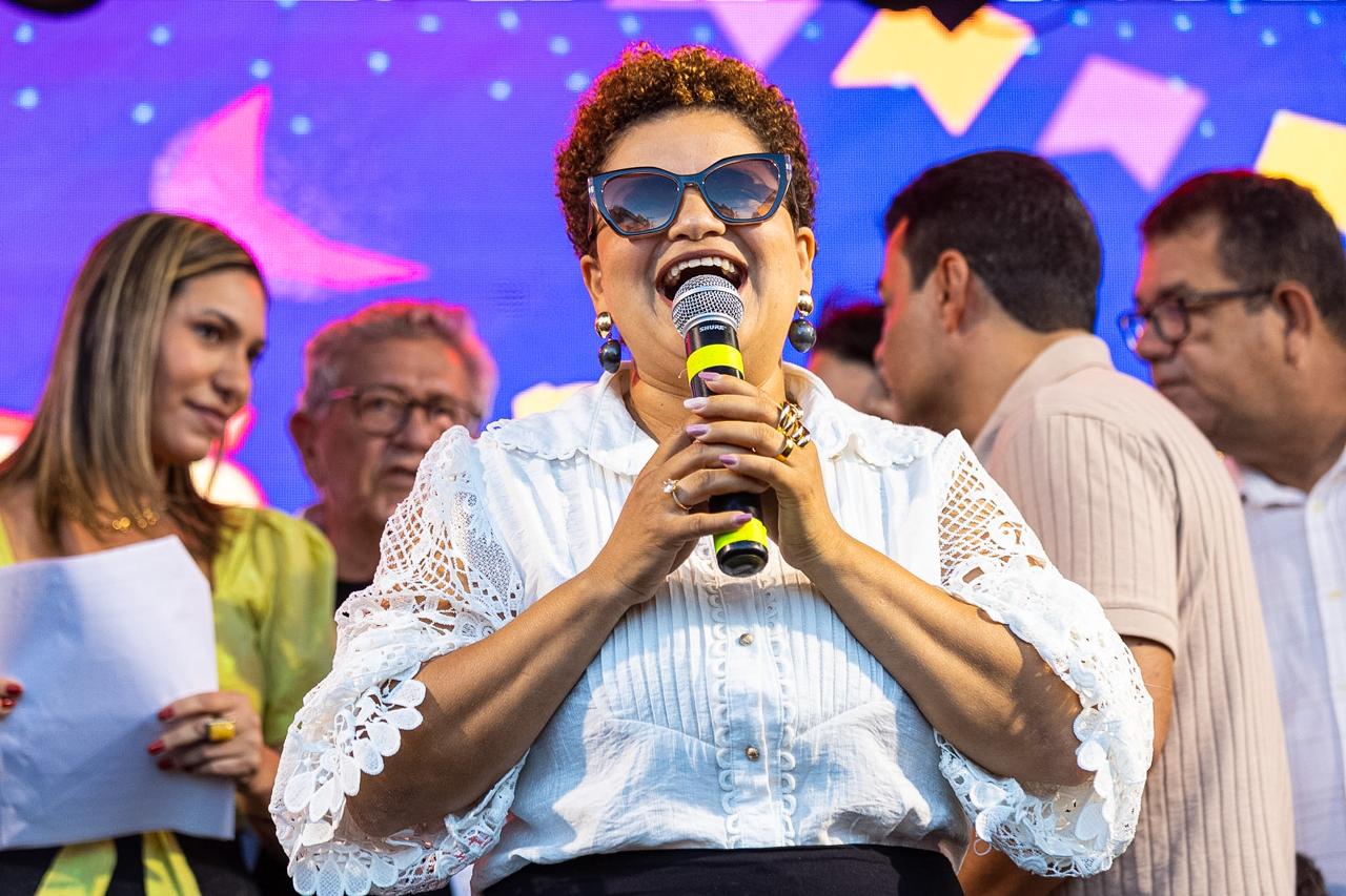 Aline Marques fala ao microfone durante o lançamento da programação do Camaforró 2026 em Camaçari.