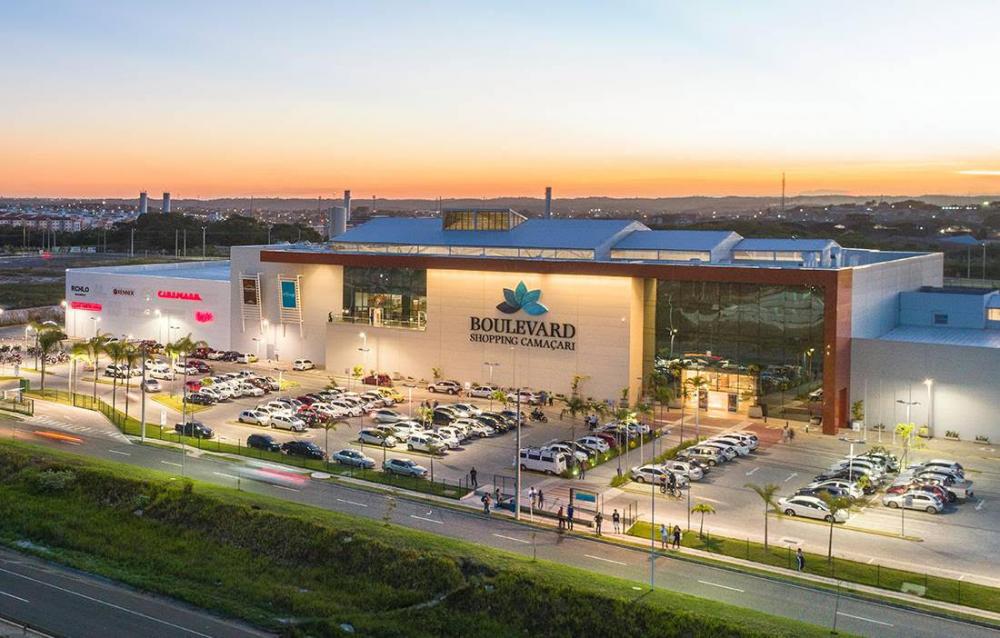 Boulevard Shopping Camaçari iluminado ao entardecer durante programação de Dia das Mães em Camaçari