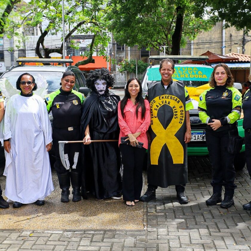 Participantes da campanha Mão na Faixa, pé no freio durante ação do Maio Amarelo 2026 na Praça Abrantes, em Camaçari.