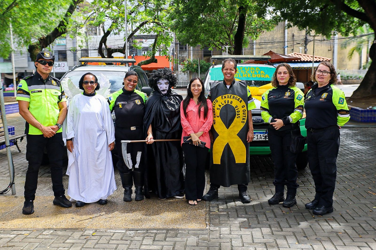 Participantes da campanha Mão na Faixa, pé no freio durante ação do Maio Amarelo 2026 na Praça Abrantes, em Camaçari.