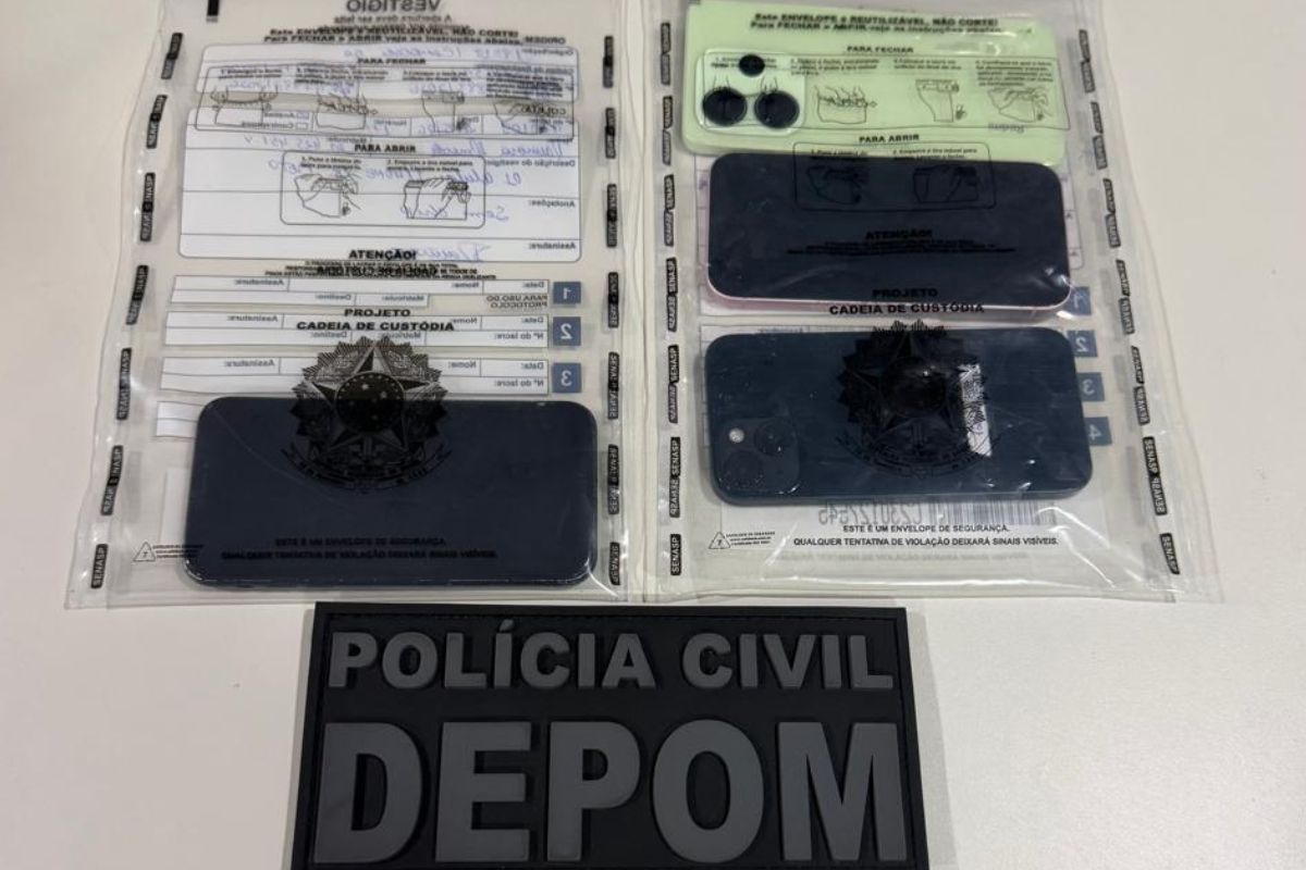 Celulares apreendidos pela Polícia Civil durante diligências sobre roubo de 80 aparelhos em Santo Estêvão e investigação em Camaçari.