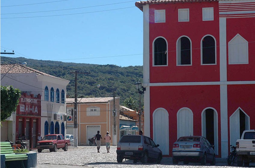 Casarões do centro histórico de Mucugê, na Chapada Diamantina, em registro urbano da cidade.