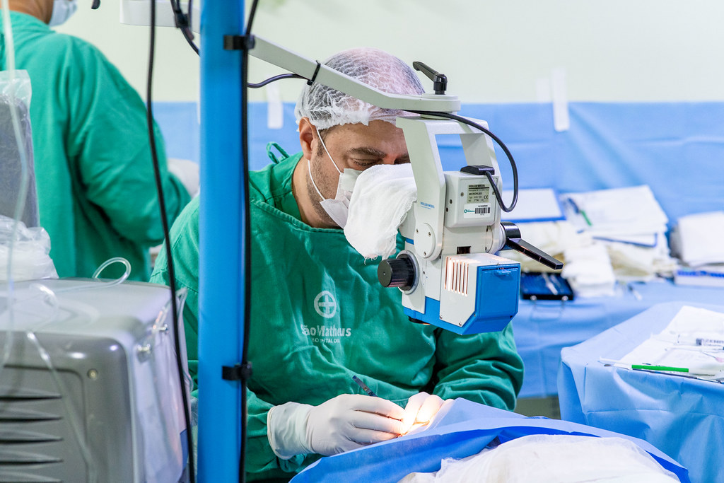 Profissional de saúde realiza procedimento oftalmológico durante cirurgia de catarata em Camaçari.