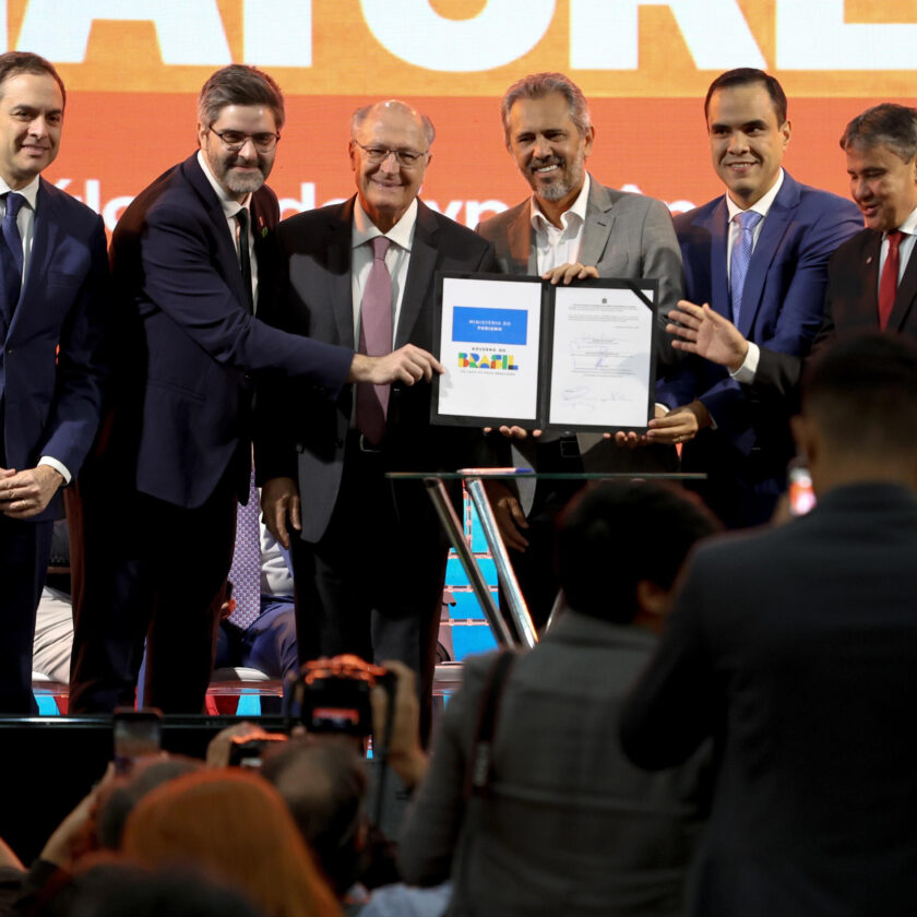 Autoridades participam de cerimônia de entrega de reconhecimento do Ministério do Turismo e do Governo Federal.