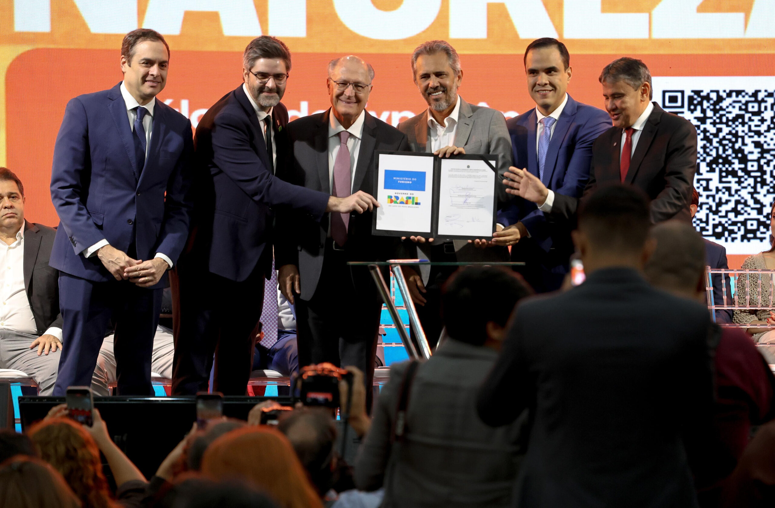 Autoridades participam de cerimônia de entrega de reconhecimento do Ministério do Turismo e do Governo Federal.