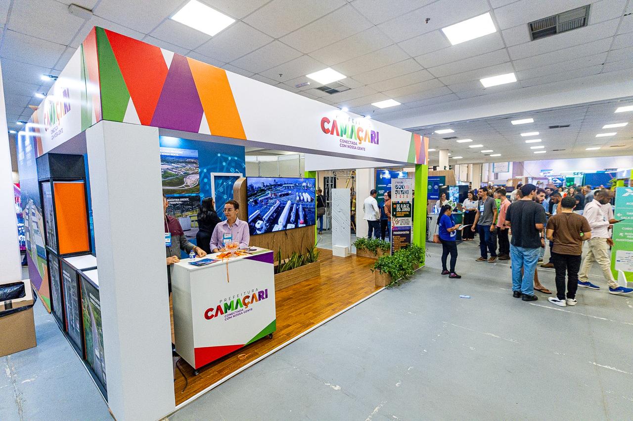 Estande da Prefeitura de Camaçari durante o INDEX Bahia 2026 em espaço de exposição.
