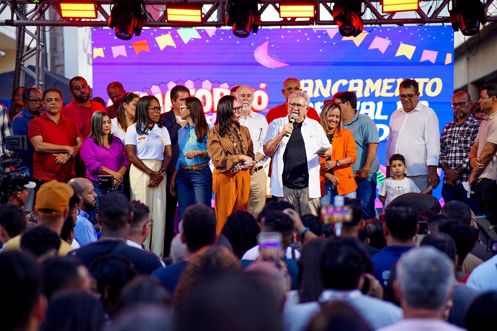 Autoridades e público acompanham o lançamento oficial do Camaforró 2026 em Camaçari.