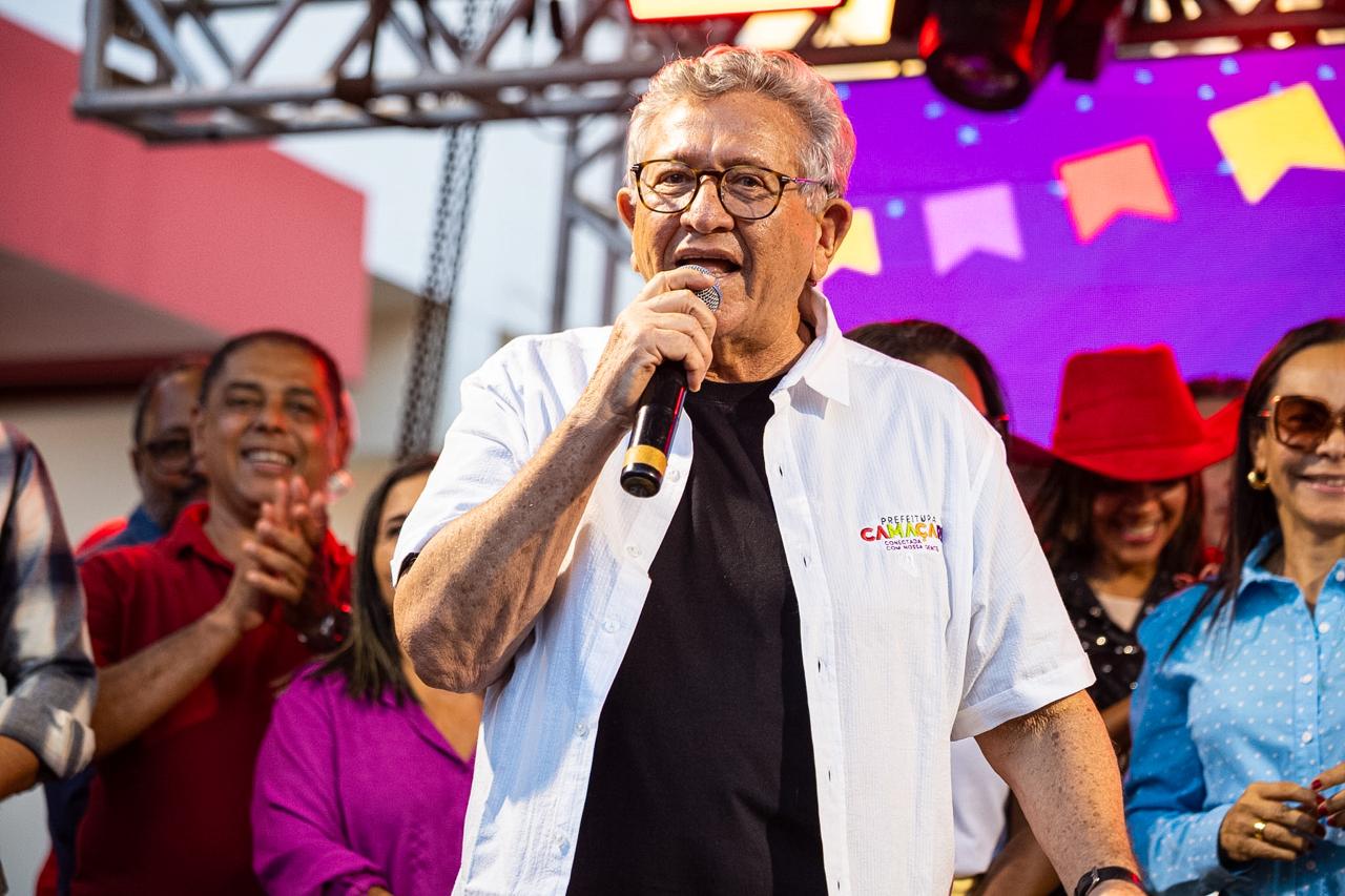 O prefeito de Camaçari, Luiz Caetano, fala ao microfone durante o lançamento do Camaforró 2026.