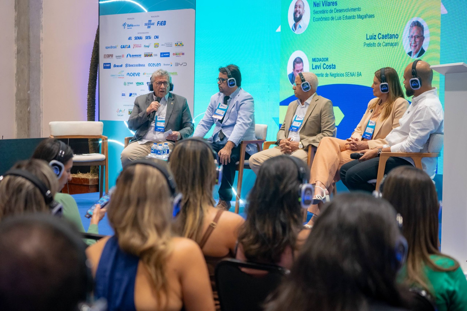 Luiz Caetano participa de painel no INDEX Bahia 2026 durante debate com representantes institucionais.