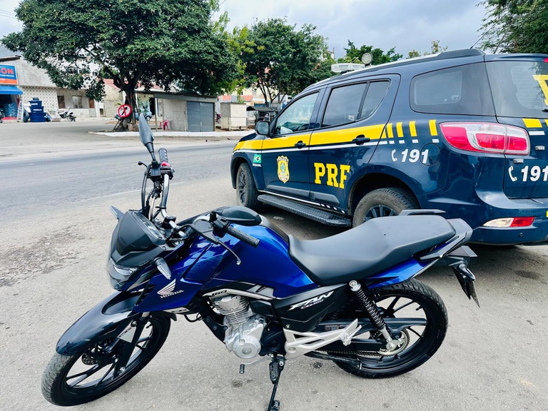 Motocicleta clonada recuperada pela PRF durante fiscalização na BR-116 em Cândido Sales, no sudoeste da Bahia.