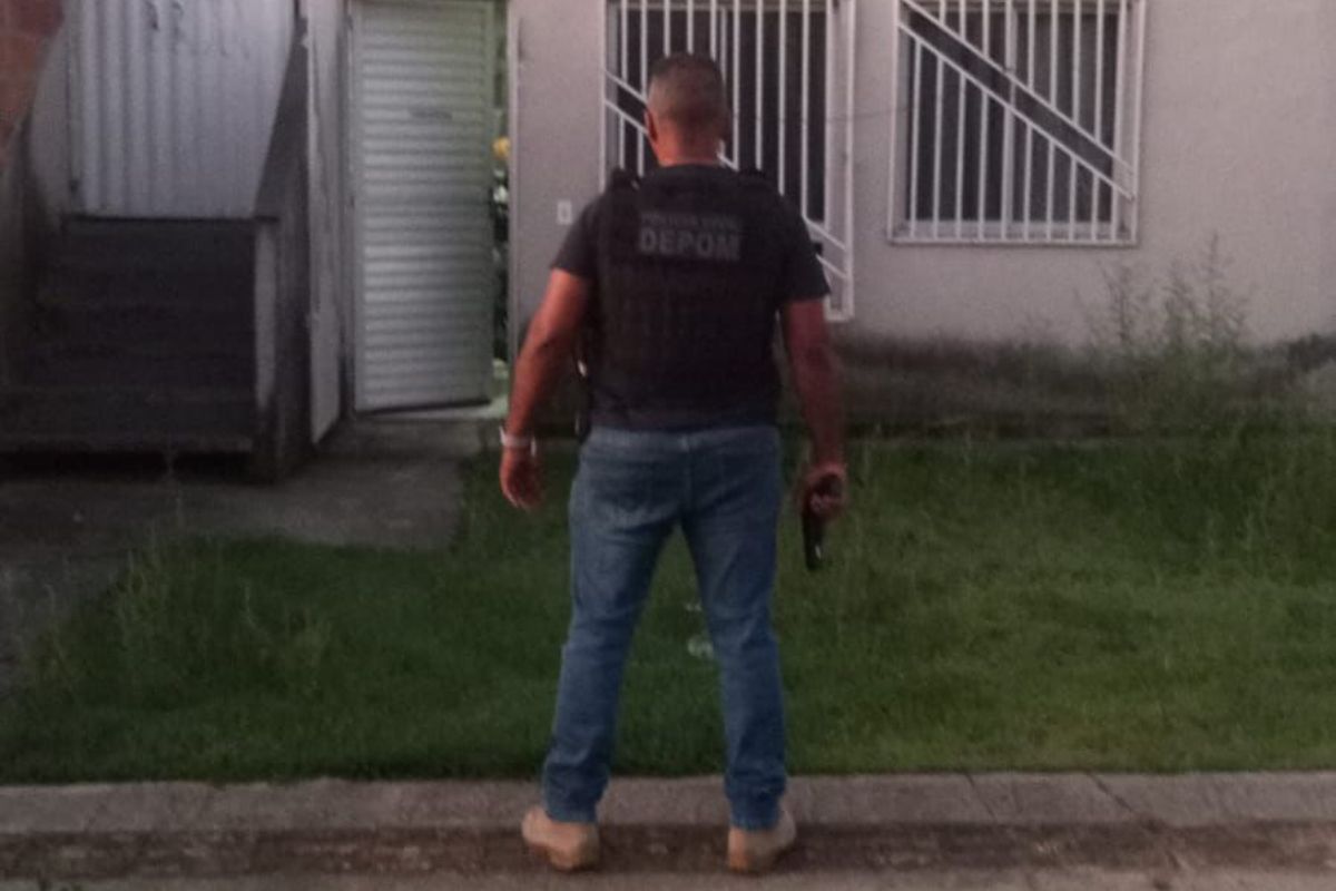 Operação Colisão em Camaçari com policial civil em frente a imóvel no bairro Parque Verde I durante cumprimento de mandado de busca e apreensão.