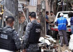 Agentes de fiscalização e policiais atuam em ferro-velho durante a Operação Escudo Urbano em Salvador.