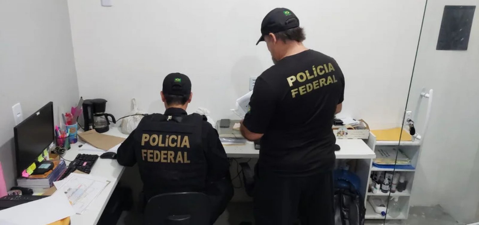 Agentes da Polícia Federal durante operação contra suspeita de diplomas falsos para atuação como vigilante.