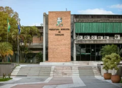 Fachada da Prefeitura Municipal de Camaçari em imagem institucional do prédio público.