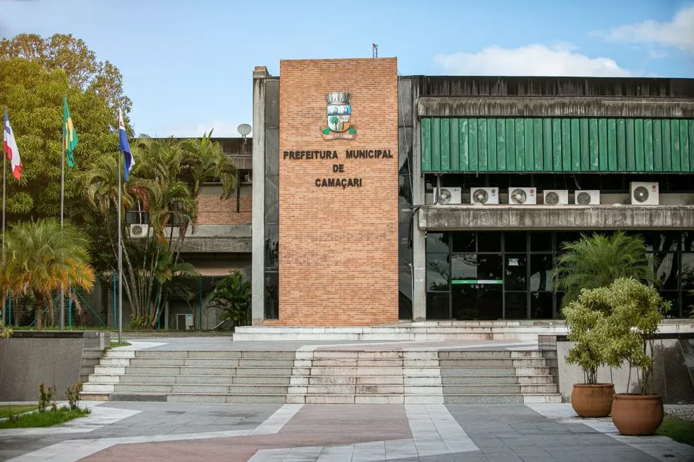 Fachada da Prefeitura Municipal de Camaçari em imagem institucional do prédio público.