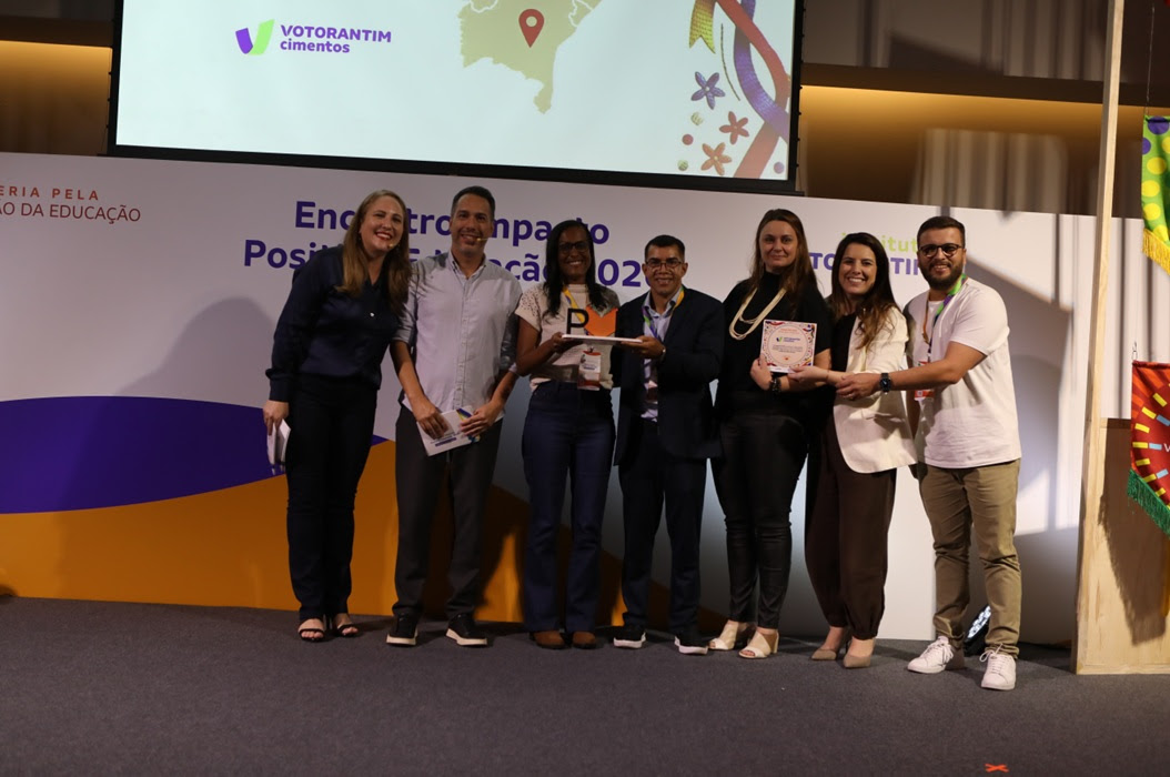 Representantes de Camaçari recebem premiação durante o Encontro Impacto Positivo Educação 2026.
