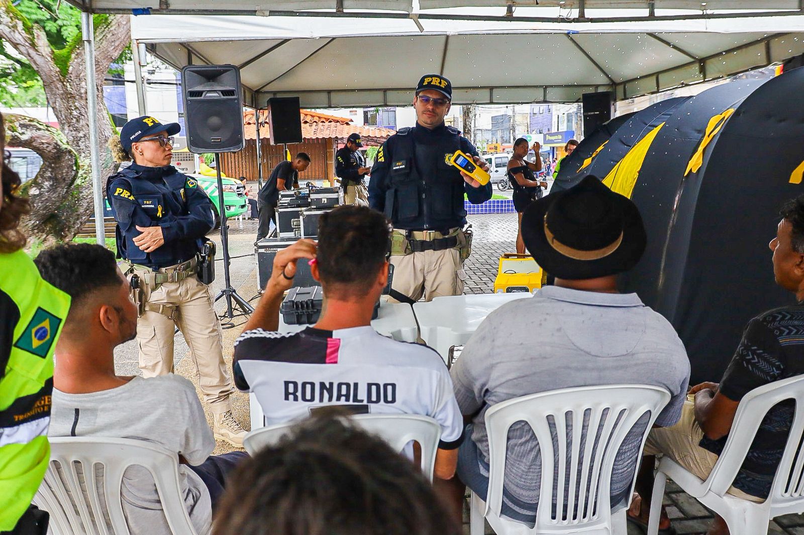 Agentes da PRF participam de ação educativa da campanha Mão na Faixa, pé no freio em Camaçari.