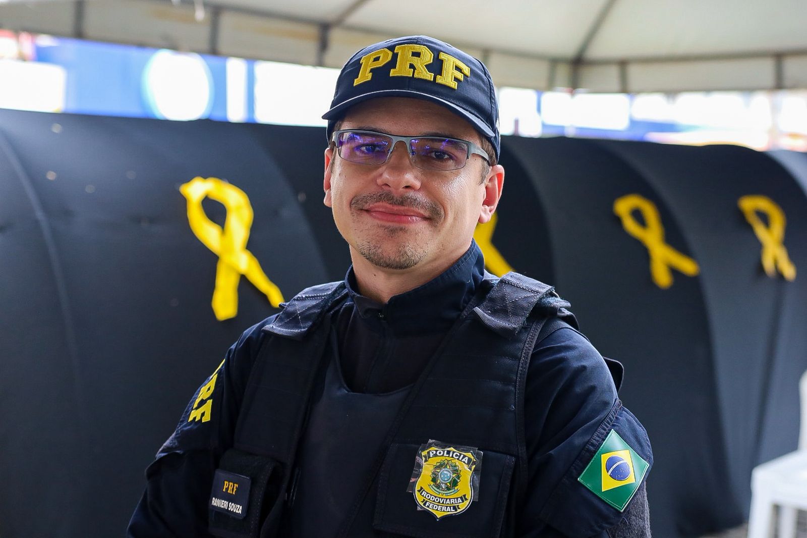 Agente da PRF Raniere Souza participa da campanha Mão na Faixa, pé no freio durante ação do Maio Amarelo 2026 em Camaçari.