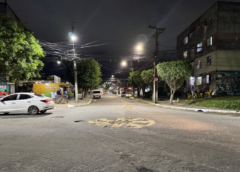 Rotatória do bairro Inocoop, em Camaçari, registrada durante a noite com vias iluminadas.